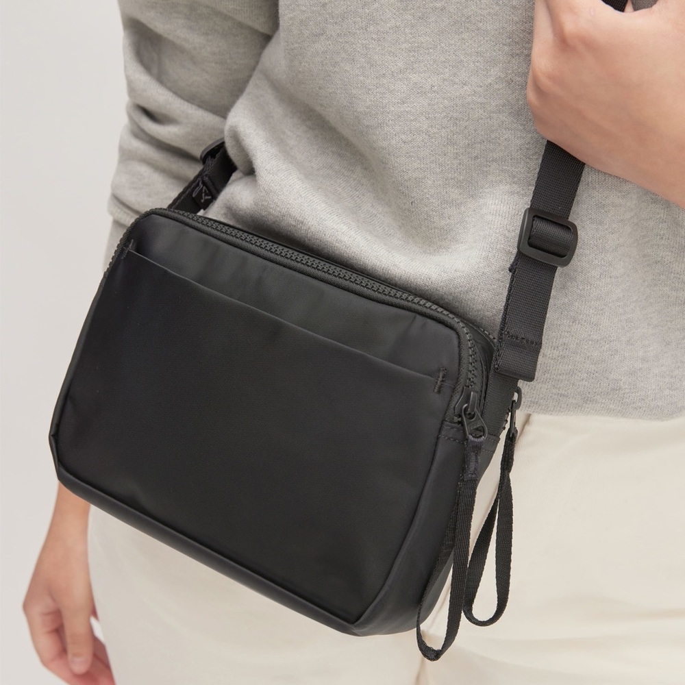 Everlane The Recycled Nylon Camera Bag in Black